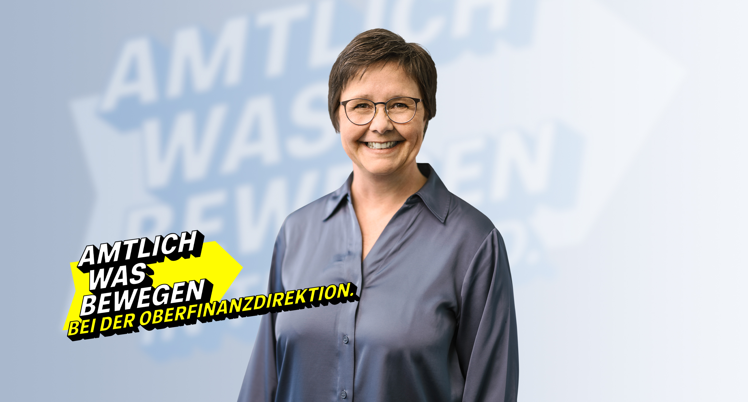 Lächelnder Frau im grauen Hemd im Vordergrund, repräsentiert Engagement in der Oberfinanzdirektion BW.