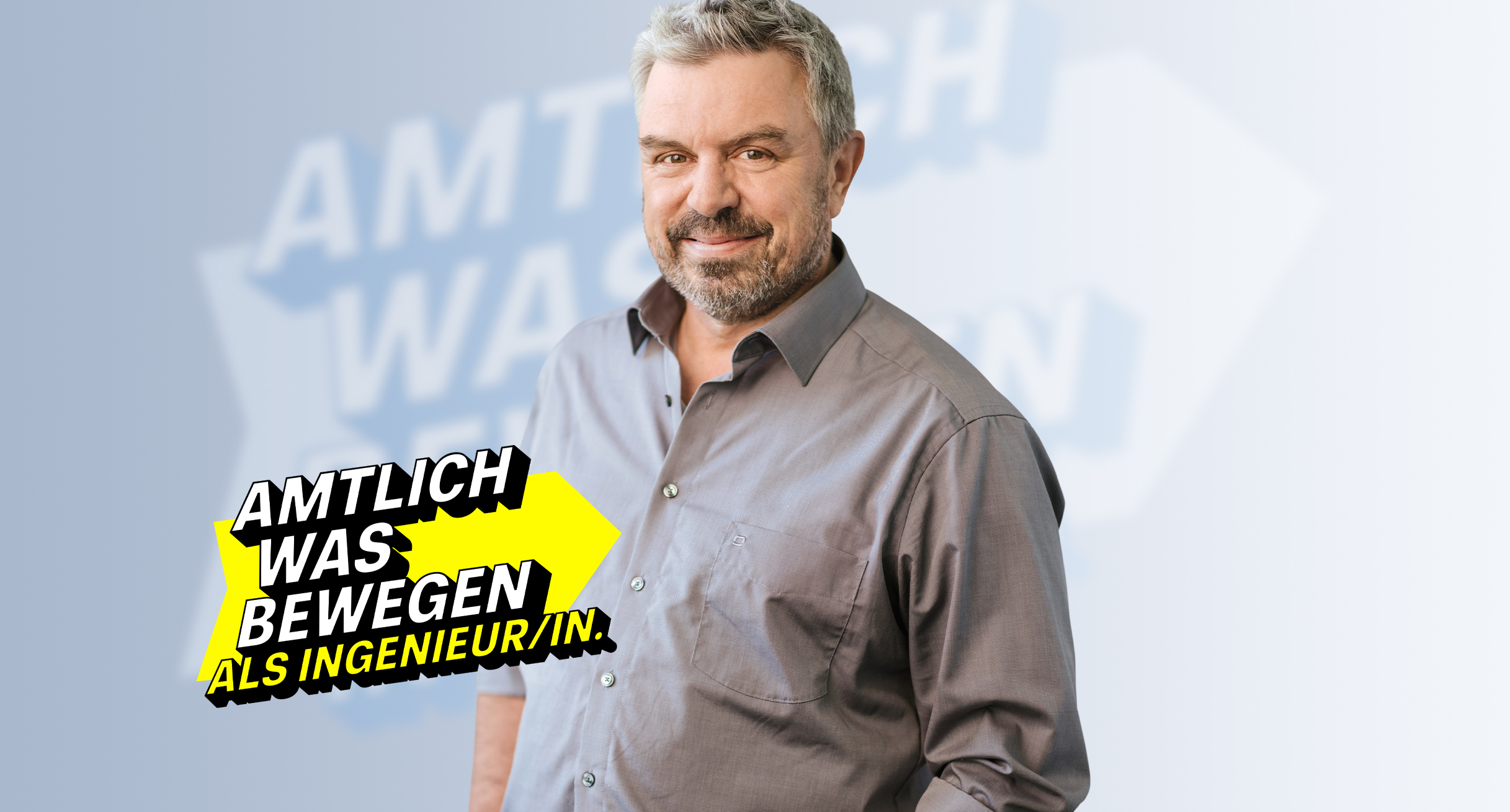 Lächelnder Ingenieur im grauen Hemd, repräsentiert Engagement in der Bauverwaltung BW.