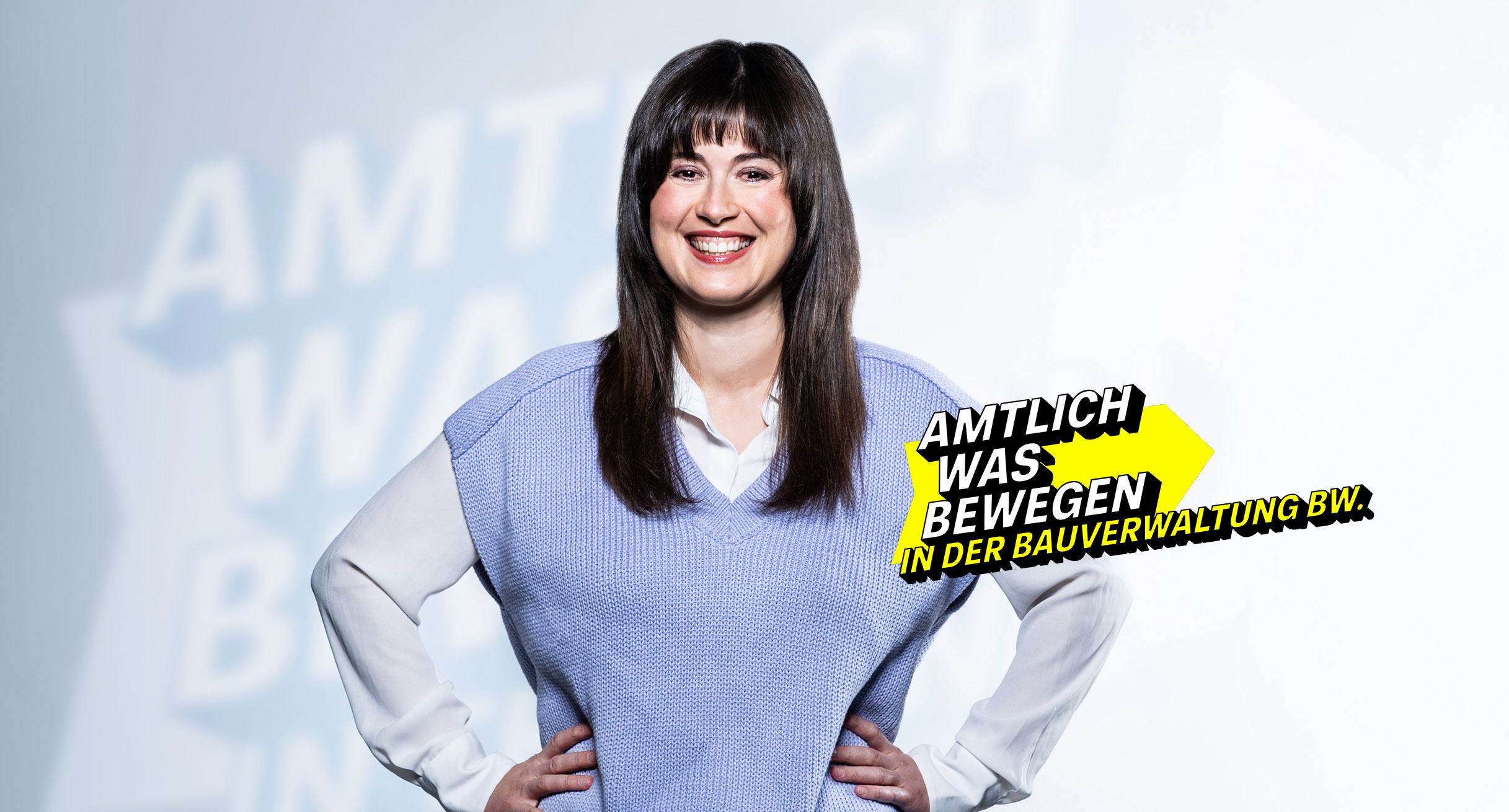Strahlende Frau in Blau, repräsentiert Engagement in der Bauverwaltung BW.