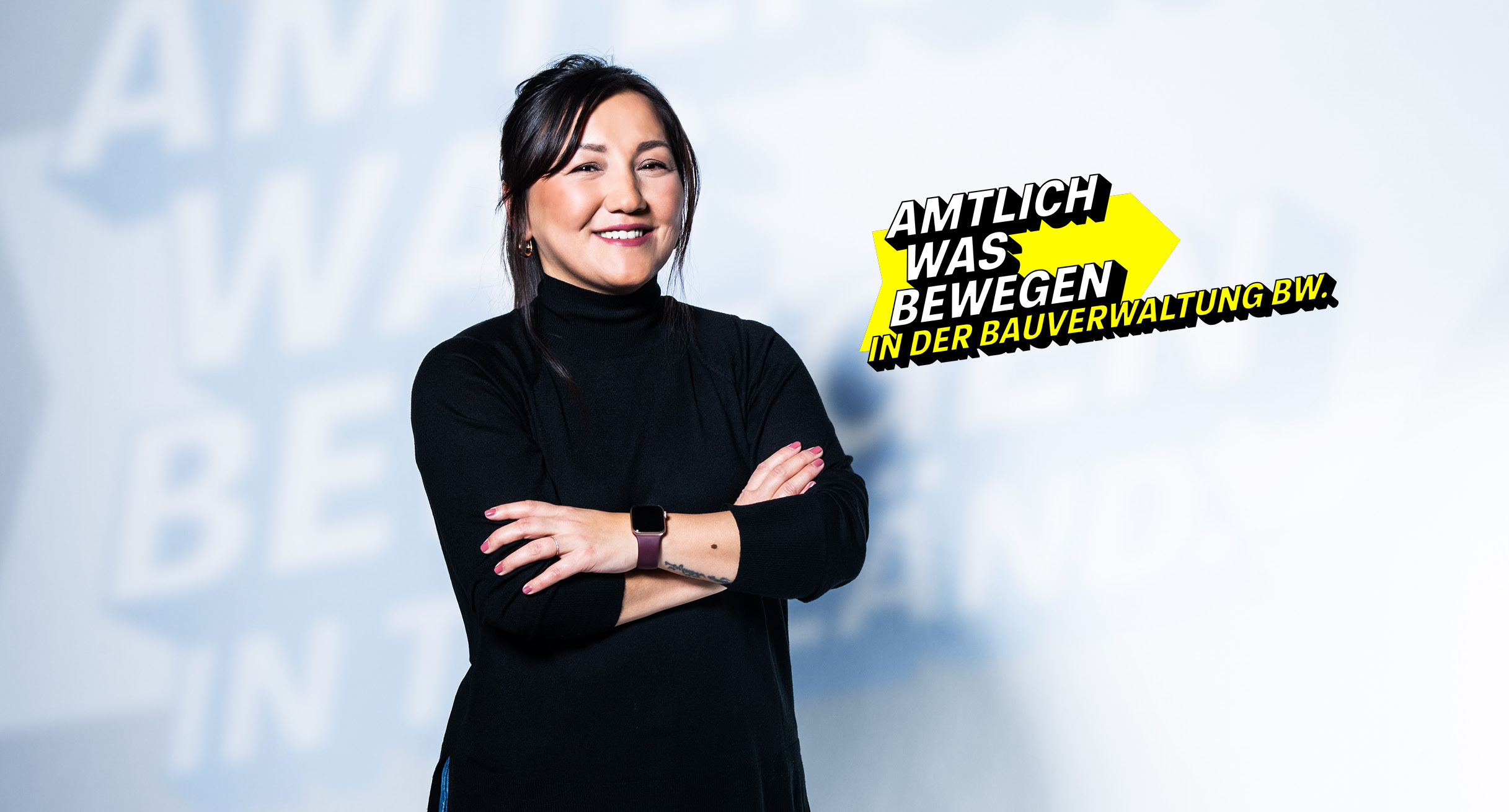 Freundliche Frau im schwarzen Rollkragenpullover, steht für Innovation in der Bauverwaltung BW.