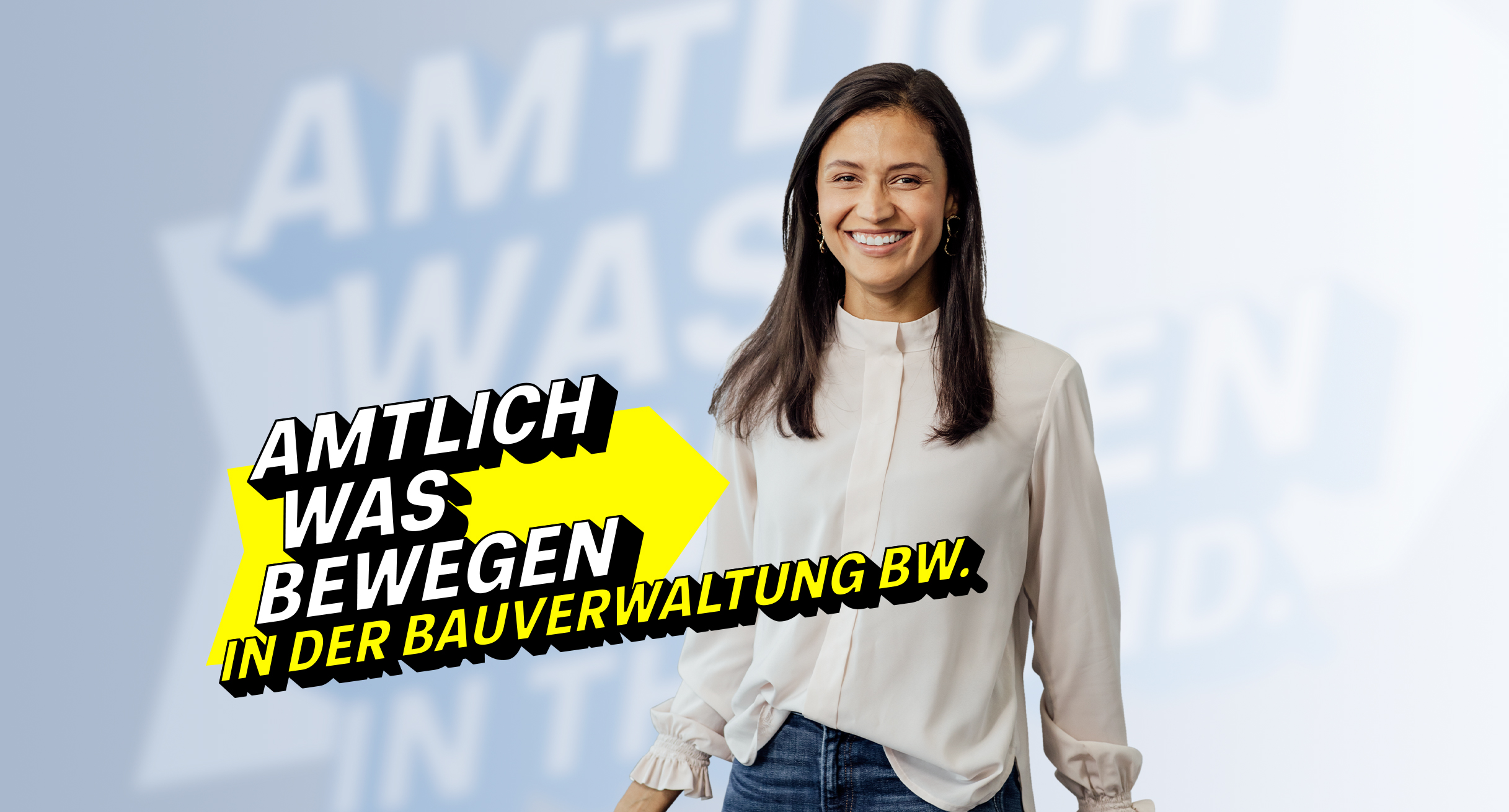 Lächelnde Frau im weißen Oberteil im Vordergrund, steht für die Arbeit in der Bauverwaltung BW.