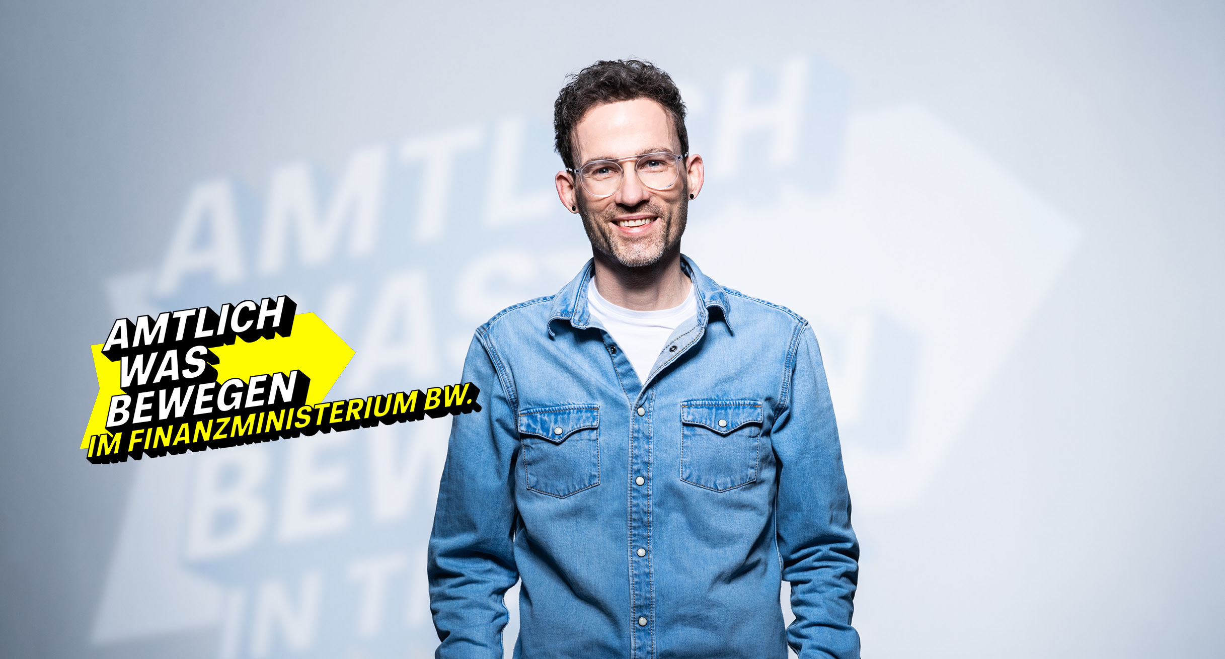 Mann in Jeanshemd, steht für das Engagement im Finanzministerium BW.