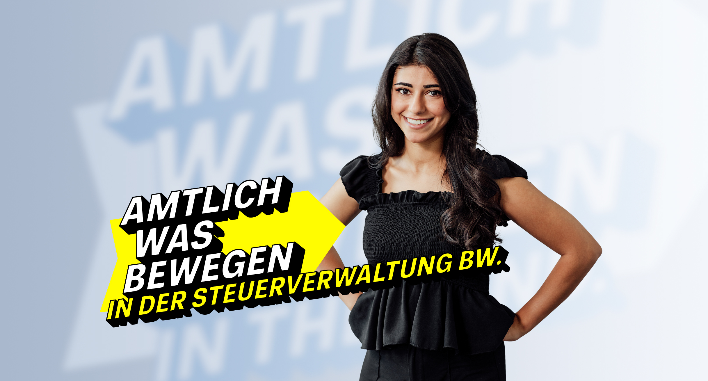 Lächelnde Frau im schwarzen Oberteil im Vordergrund, steht für die Arbeit in der Steuerverwaltung Baden-Württemberg.