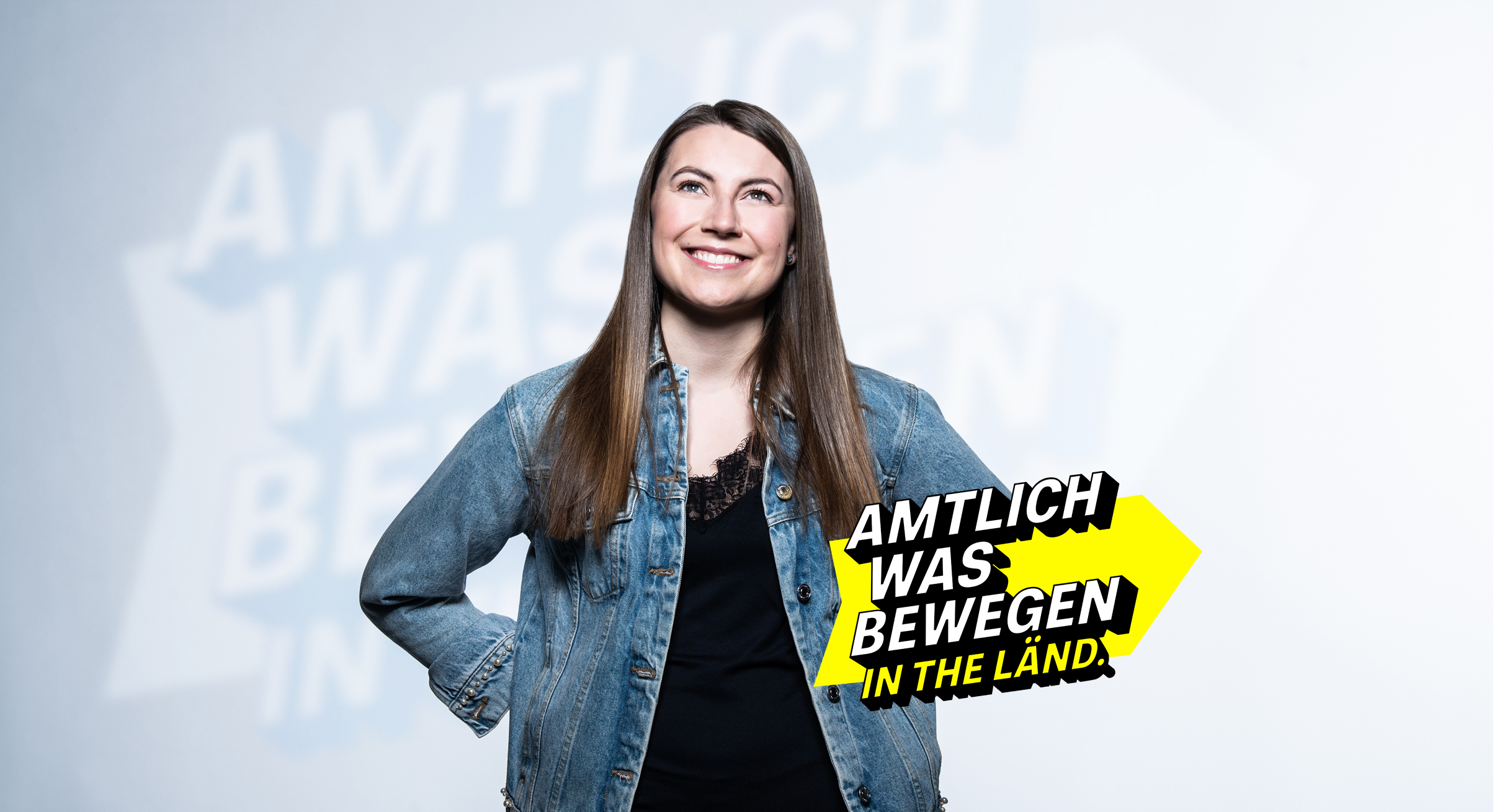 Lächelnde Frau in Jeansjacke symbolisiert die Steuerverwaltung von Baden-Württemberg.