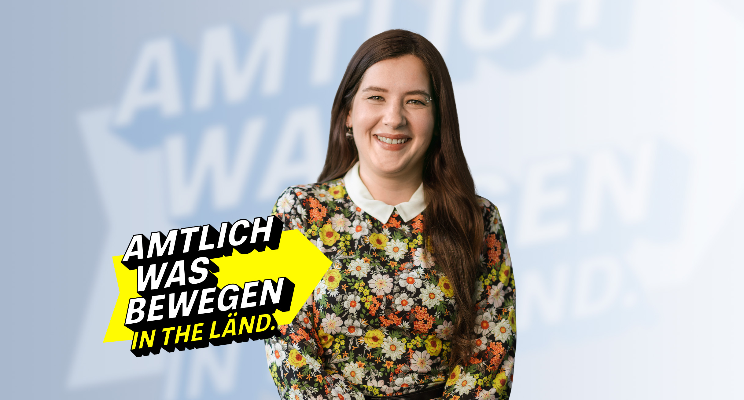 Junge Frau mit langem braunen Haar und einem bunten Kleid lächelt in die Kamera. Im Vordergrund befindet sich der Slogan „Amtlich was bewegen in THE LÄND.“ auf einem gelben Pfeil.