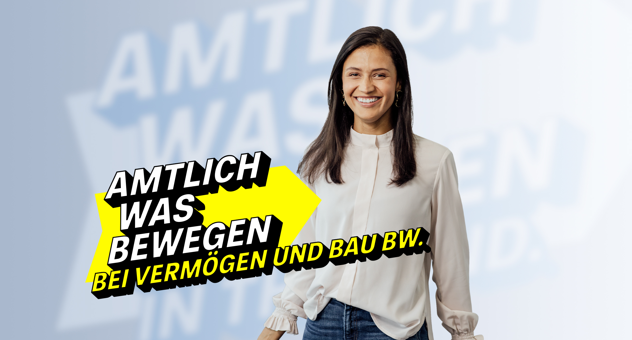 Lächelnde Frau im weißen Oberteil im Vordergrund, steht für die Arbeit bei Vermögen und Bau BW.