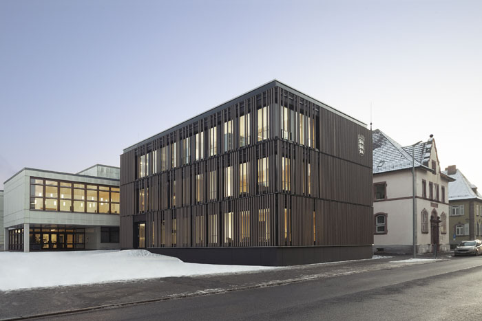 Fertiggestellter Erweiterungsbau vom Amtsgericht Tuttlingen im Winter